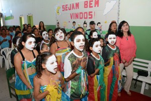Mãe Vitória de Petu canta o Hino Nacional no lançamento do Eco Kids.
