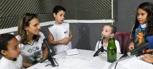Alunos da Escola ACM  em entrevista de rádio sobre meio ambiente.