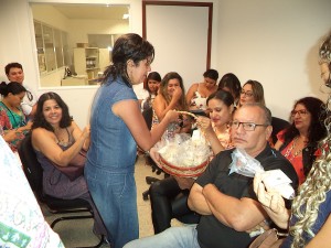 Professora de Vitória da Conquista distribui mimos para professores de Anagé e Encruzilhada em reunião do Eco Teens.