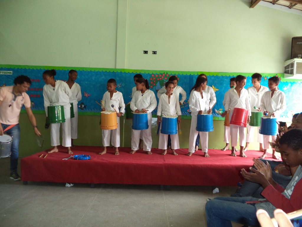 bateria-Alunos mostram habilidades de percussão com tambores reciclados- Escola M. Fidelcina de Carvalho - Vitória da Conquista