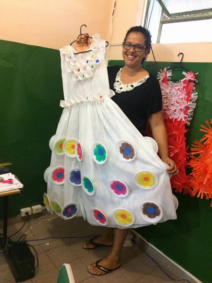 Moda sustentável: Escola promove desfile com roupas feitas de materiais  recicláveis