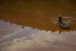 lama Mariana rio poluído