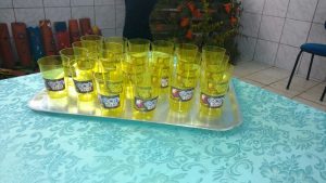copos amarelos